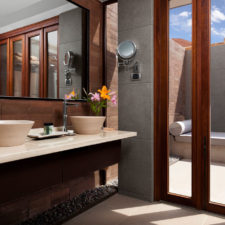 Vista interior del baño con acceso directo a terraza privada. Mucha iluminación y detalles.