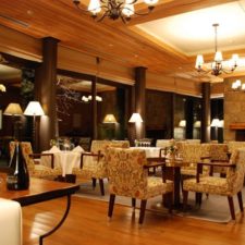 Interior view of the hotel's restaurant at night. Cozy decoration, with a contrast between elegance and rustic.