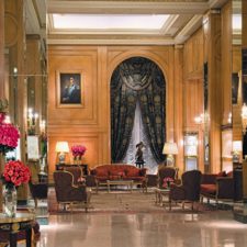 Imposing hall of the hotel waiting room with fine marble floors and walls. High skies with large mirrors. A classic and elegant environment.
