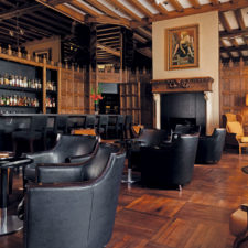 Salon bar of colonial architecture, rich in carved woods. Large fireplace and windows with views of the surroundings.